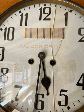 Reloj de pared redondo de madera
