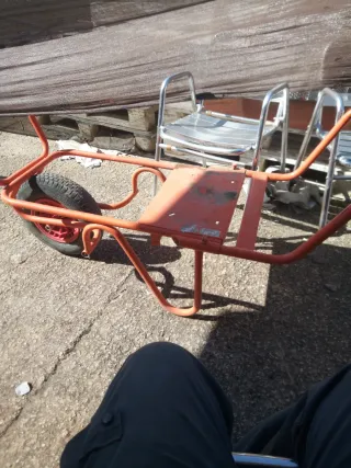 Carretilla naranja fumigar con rueda nueva