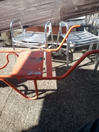 Carretilla naranja fumigar con rueda nueva