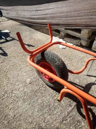 Carretilla naranja fumigar con rueda nueva