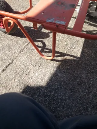 Carretilla naranja fumigar con rueda nueva