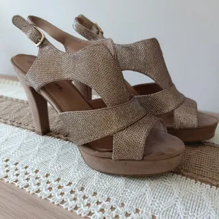 Zapatos de tacón dorados con plataforma