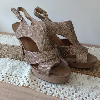 Zapatos de tacón dorados con plataforma