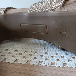 Zapatos de tacón dorados con plataforma