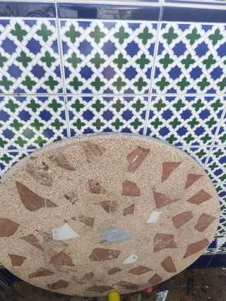 Mesa de jardín de mármol y piedra