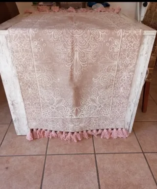 Alfombra beige con flecos rosas