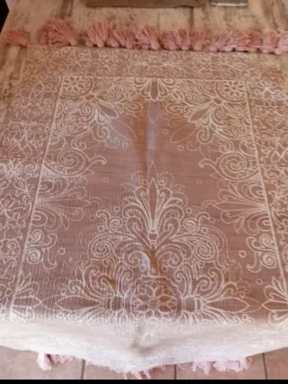 Alfombra beige con flecos rosas