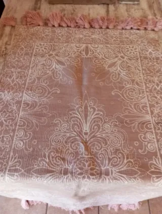 Alfombra beige con flecos rosas