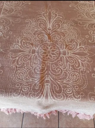 Alfombra beige con flecos rosas