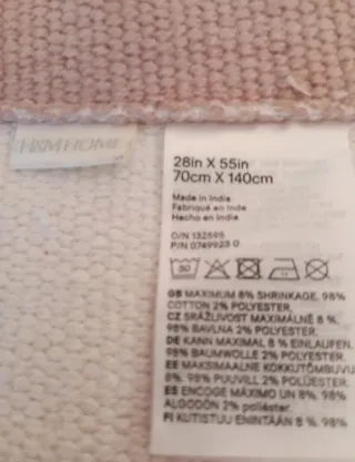 Alfombra beige con flecos rosas