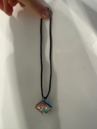 Collar con colgante geométrico