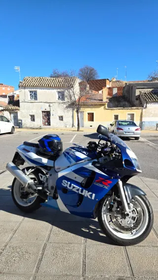 Suzuki GSXR 600 SRAD 2000