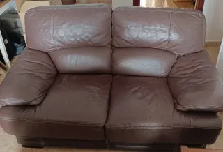 Sofá de piel marrón