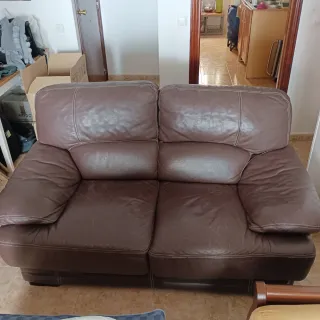 Sofá de piel marrón