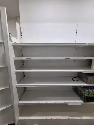 Estanterías metálicas blancas