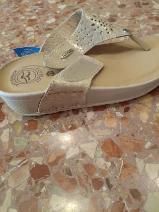 Sandalias doradas Fly Flot