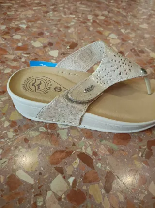 Sandalias doradas Fly Flot