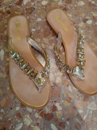 Sandalias doradas Fly Flot