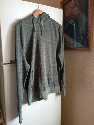 Sudadera verde con capucha