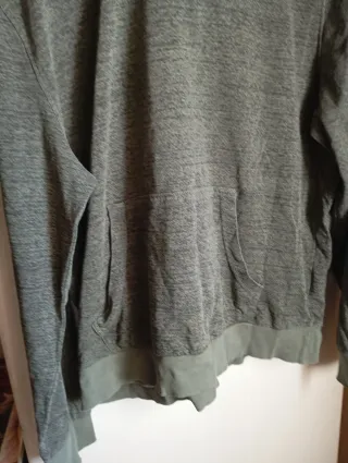 Sudadera verde con capucha