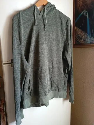 Sudadera verde con capucha
