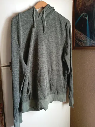 Sudadera verde con capucha
