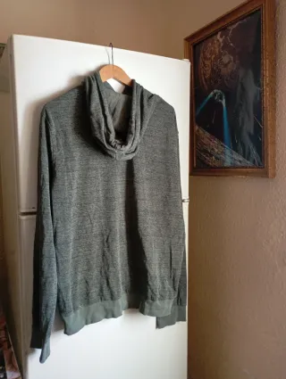 Sudadera verde con capucha