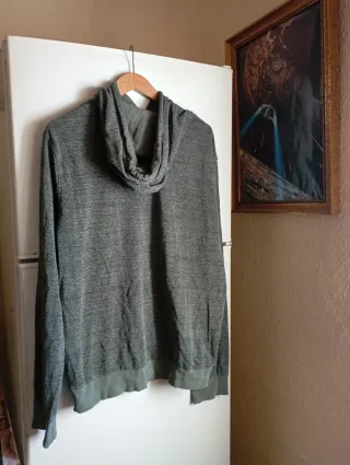 Sudadera verde con capucha