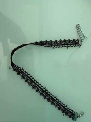 Collar de encaje negro con colgante