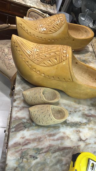 PAREJA DE ZUECOS CON PEQUEÑOS