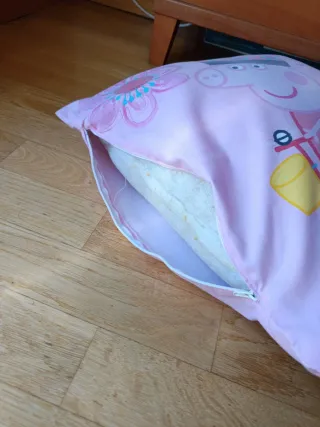 Cojín con relleno Peppa Pig con bicicleta