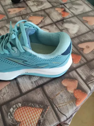 Zapatillas deportivas azules y blancas