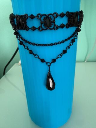 Collar negro con colgante