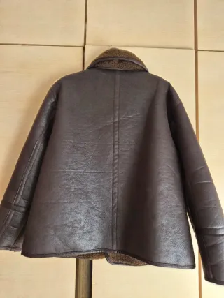 Chaqueta reversible efecto ante y borreguillo.