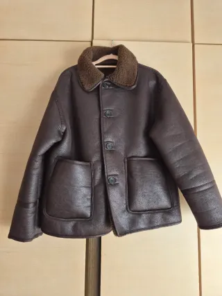 Chaqueta reversible efecto ante y borreguillo.