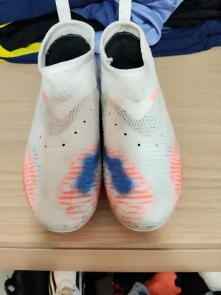 Botas de fútbol blancas