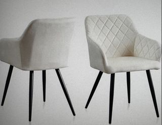 Cadeira de tecido bege com pés pretos