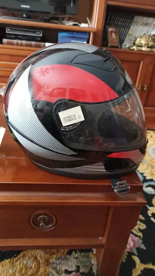 Casco de moto integral negro y rojo