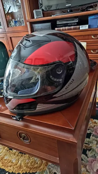 Casco de moto integral negro y rojo