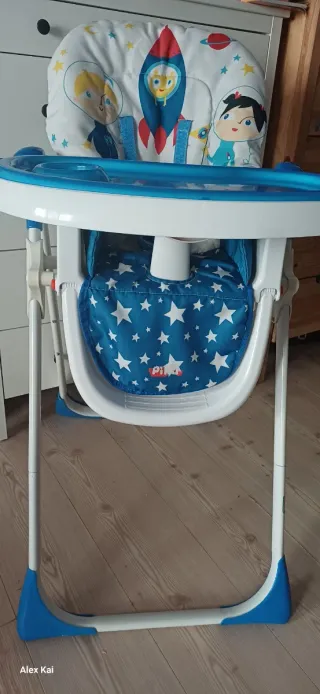 Trona infantil con diseño espacial