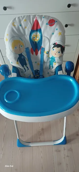 Trona infantil con diseño espacial