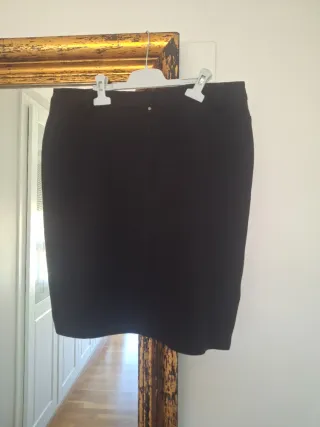 Falda negra con cremalleras