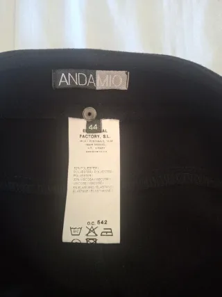 Falda negra con cremalleras