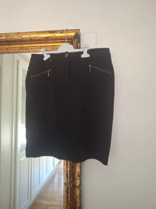 Falda negra con cremalleras