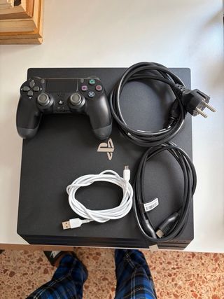Consola PS4 Pro Negra + Accesorios y 7 juegos