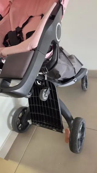 Carrito Stokke rosa con capazo y silla