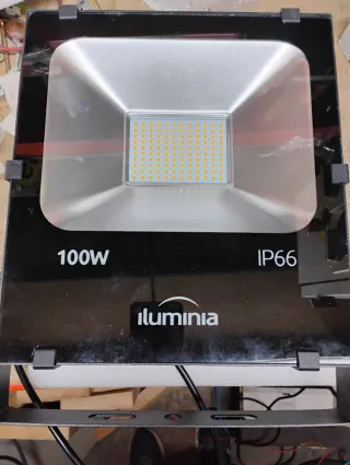 Proyector LED 100W Iluminia Luz Cálida 3000K