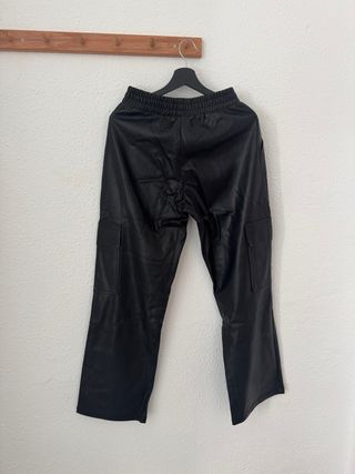 Pantalones efecto piel cargo mujer