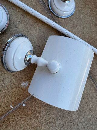 Juego accesorios baño blanco y plata