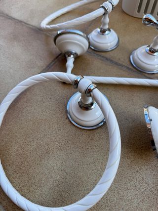 Juego accesorios baño blanco y plata